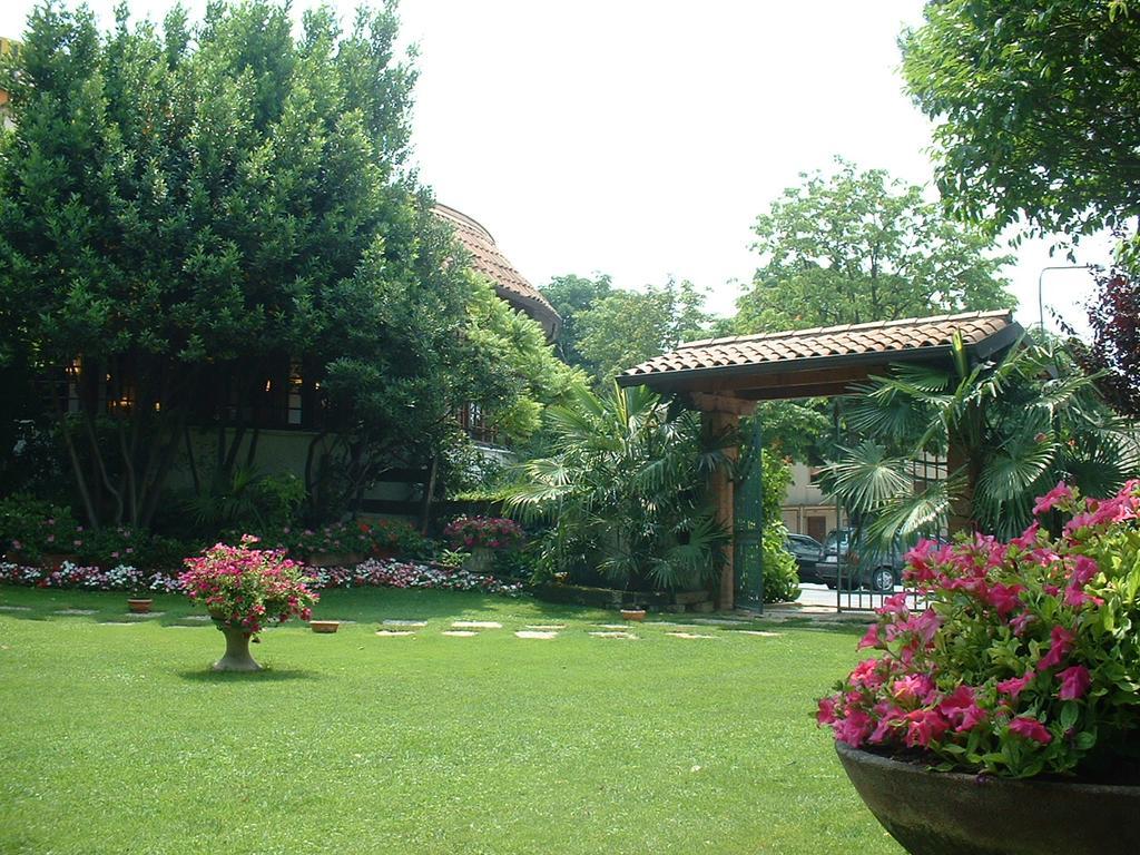 Hotel Il Rustichello Lonato Kültér fotó
