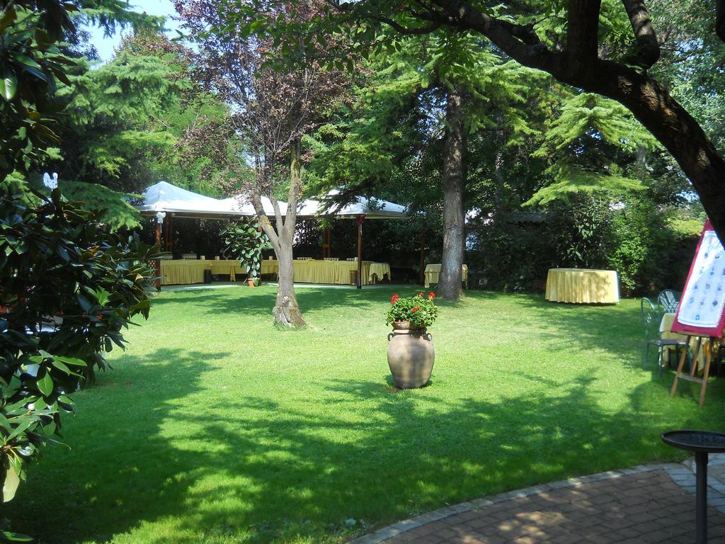 Hotel Il Rustichello Lonato Kültér fotó