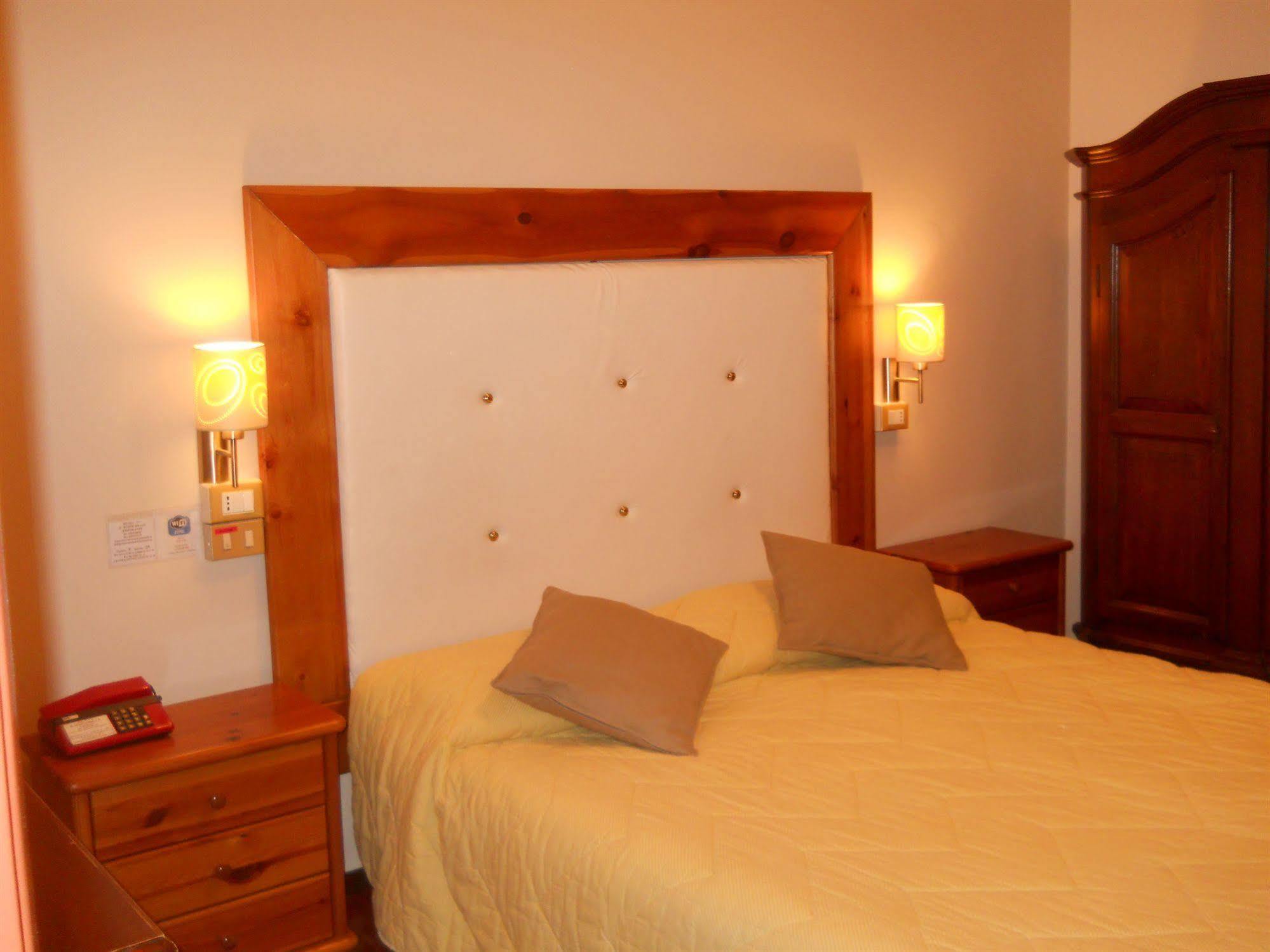 Hotel Il Rustichello Lonato Kültér fotó